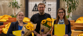 Professor Riikka Puurunen, Professor Patrick Rinke and IT Application Owner Lara Ejtehadian holding sunflowers and diplomas