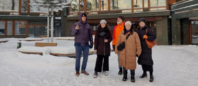 Tutkijoita Dipolin edustalla lumisessa maisemassa Otaniemessä 