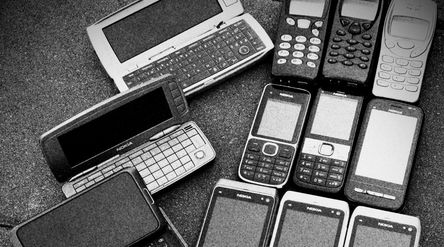 Utuisessa mustavalkoisessa kuvassa on erilaisia matkapuhelimia.