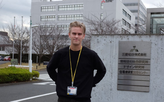 Janne Pärssinen seisoo Mitsubishi Electronicin rakennuksen edessä Japanissa.