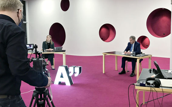 Kuvassa opiskelija Elina Rauvala ja tasavallan presidentti Sauli Niinistö keskustelevat Harald Herlin -oppimiskeskuksessa järjestetyssä Kultaranta-keskustelussa. Taustalla näkyy tuotantotiimiä. Kuvan otti Jessica Sinikoski.