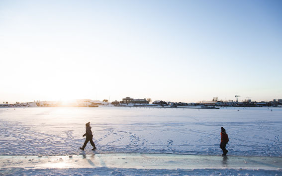 Two people walking in wintery Kaivopuisto shore