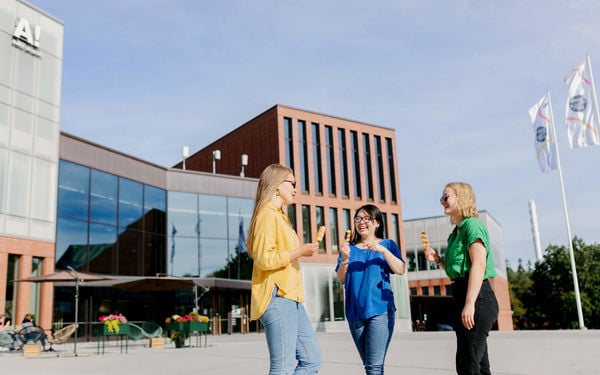Students in front of Väre building
