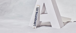 Kuvassa Lönnrotinkadun kyltti nojaa Aalto-logoon.