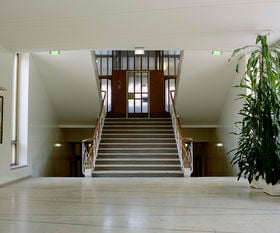 Aalto-yliopisto Töölö toisen kerroksen aula Kuva: Johannes Romppanen