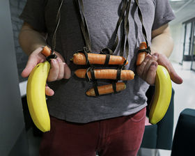"Asevarustus". Porkkanapanosvyö ja banaanit käsiaseina.