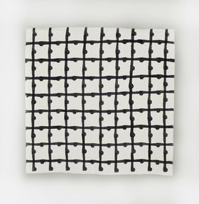 Mustaa geometristä kuviointia valkoisella pohjalla taideteoksessa