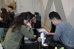 Nidhi ja muita Digital Business -opiskelijoita istumassa yhdessä luokkahuoneessa
