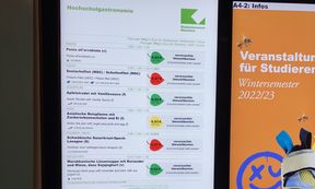 The picture shows the menu, in which the CO2 emissions are marker with color codes and the price in euros.