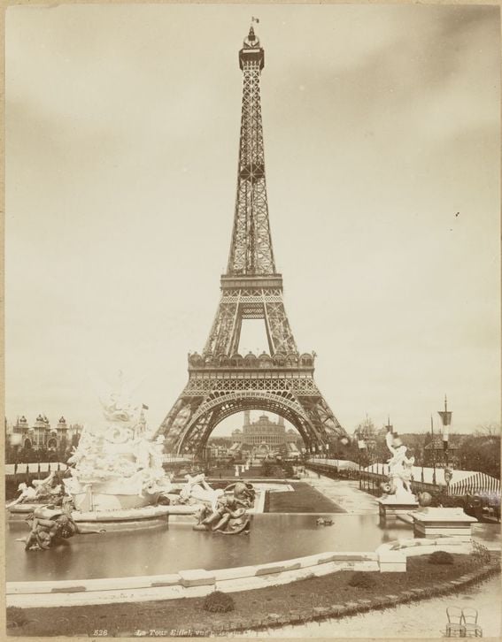 Vastavalmistunut Eiffel-torni koristamassa maailmannäyttelyaluetta vuonna 1889.