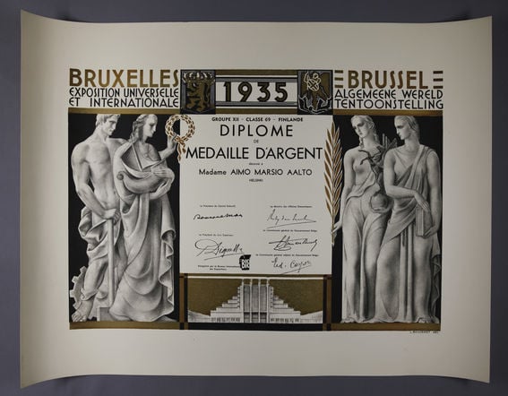 "Aimo Marsio Aallolle" osoitettu diplomi vuoden 1935 maailmannäyttelystä.