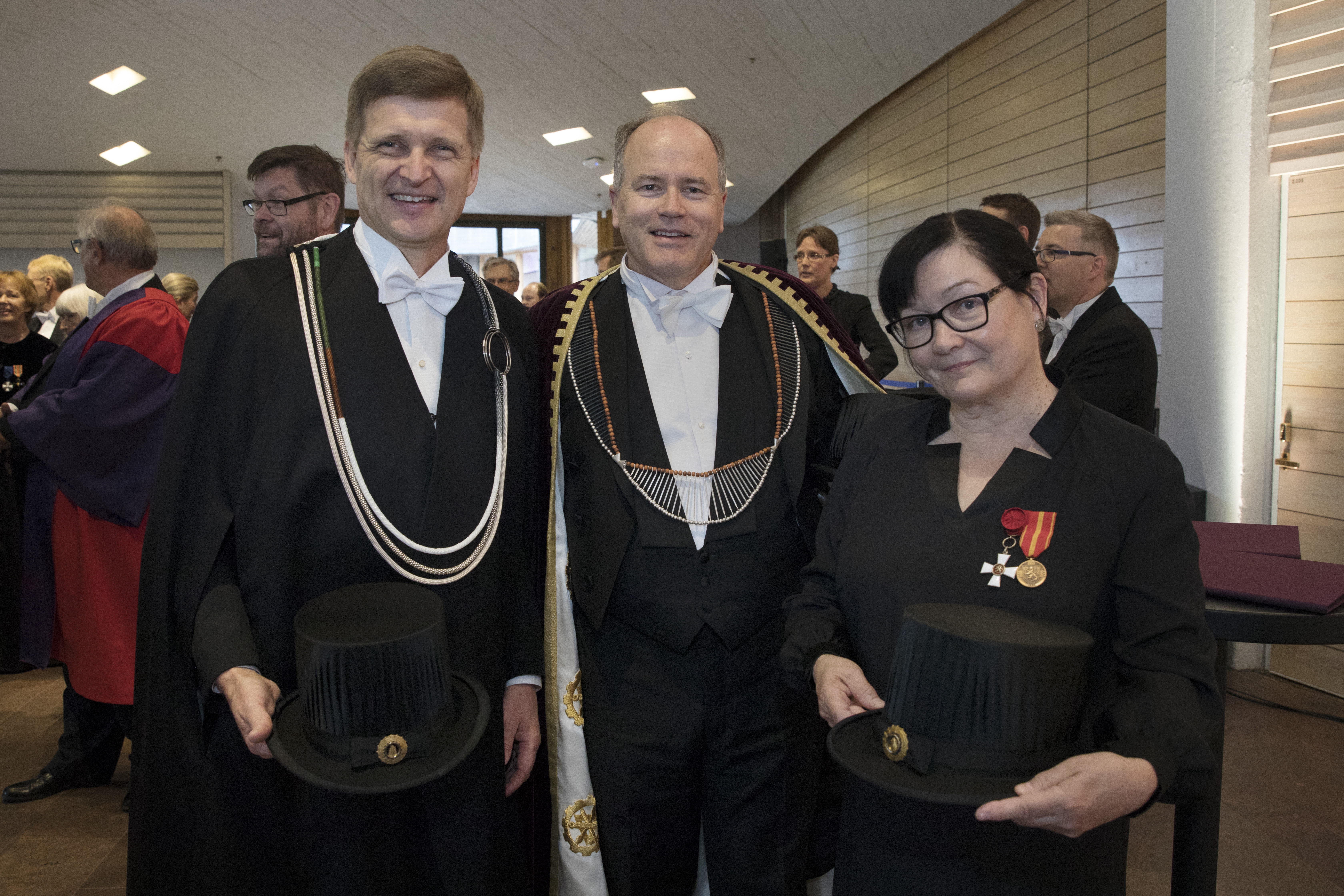 Rehtori Ilkka Niemi, dekaani Gary Marquis ja promoottori Kirsi Virrantaus