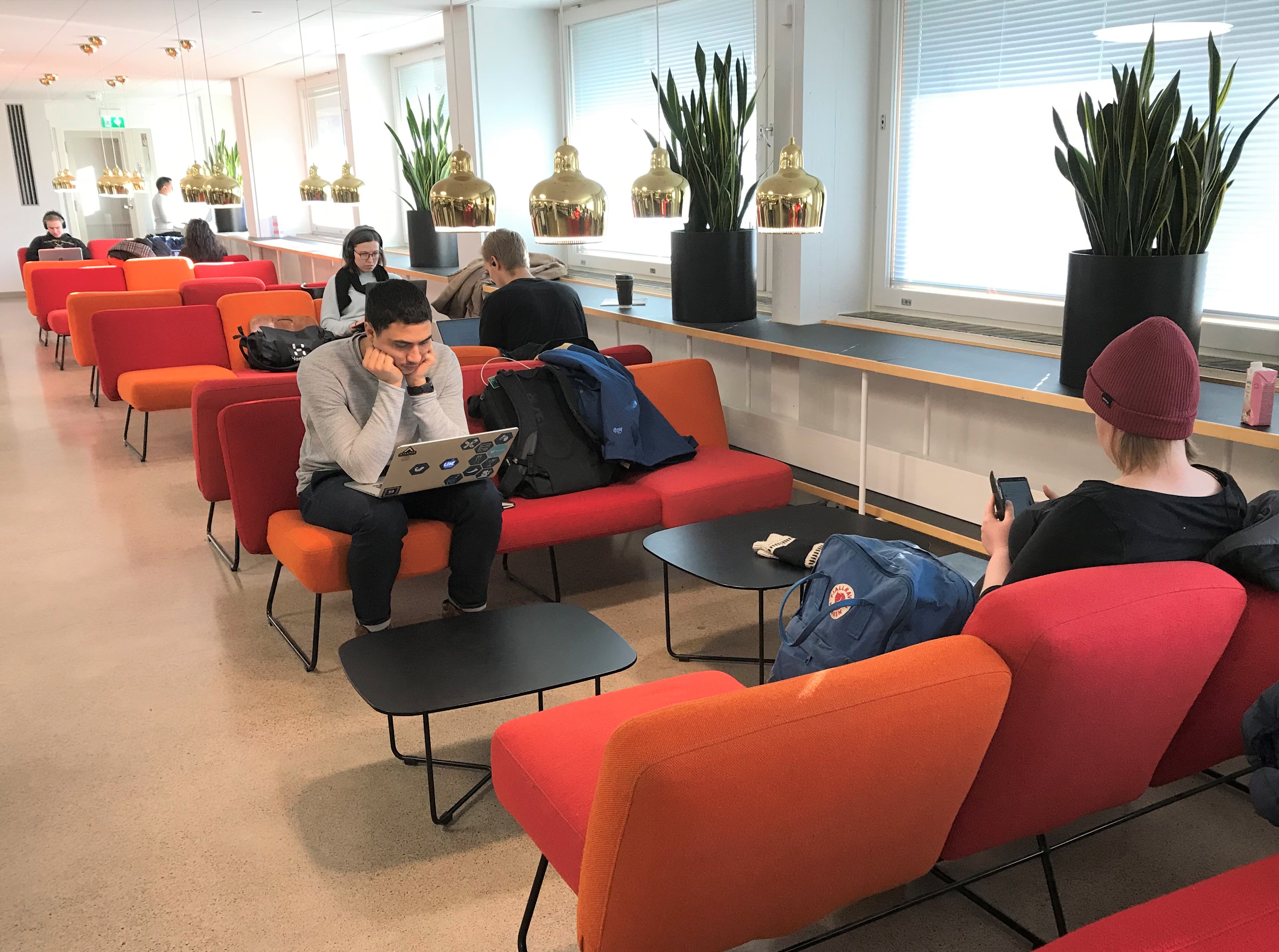 Valokuva Oppimiskeskuksen 1. kerroksen kahvilasta, jossa on asiakkaita.