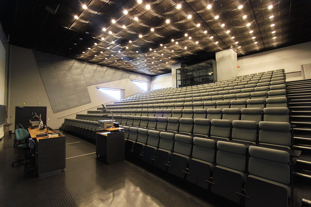 Tietekniikan talo, T2 auditorio 270 paikkaa
