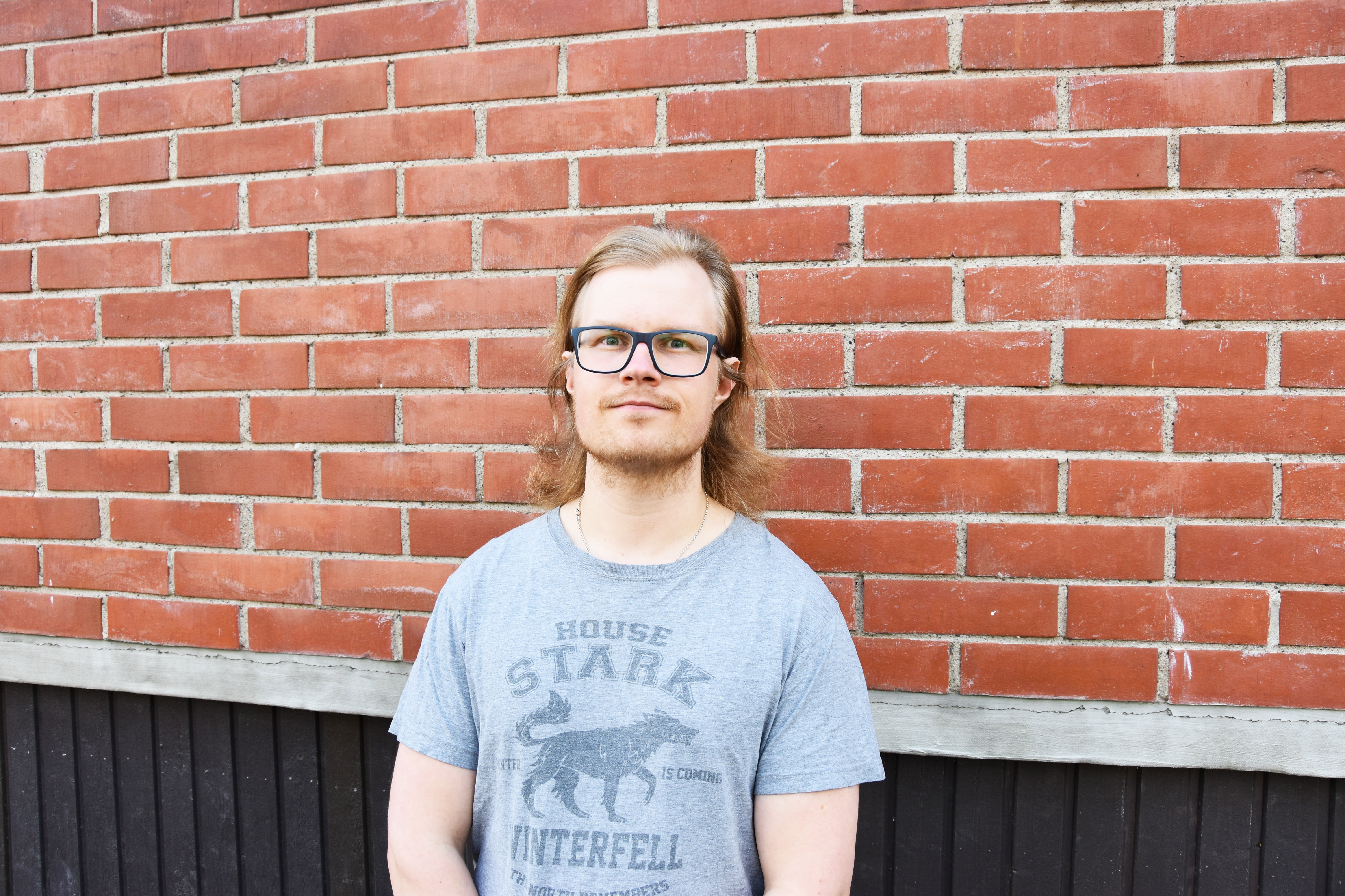 Sipi leaning towards the building for the School of Chemical Engineering
