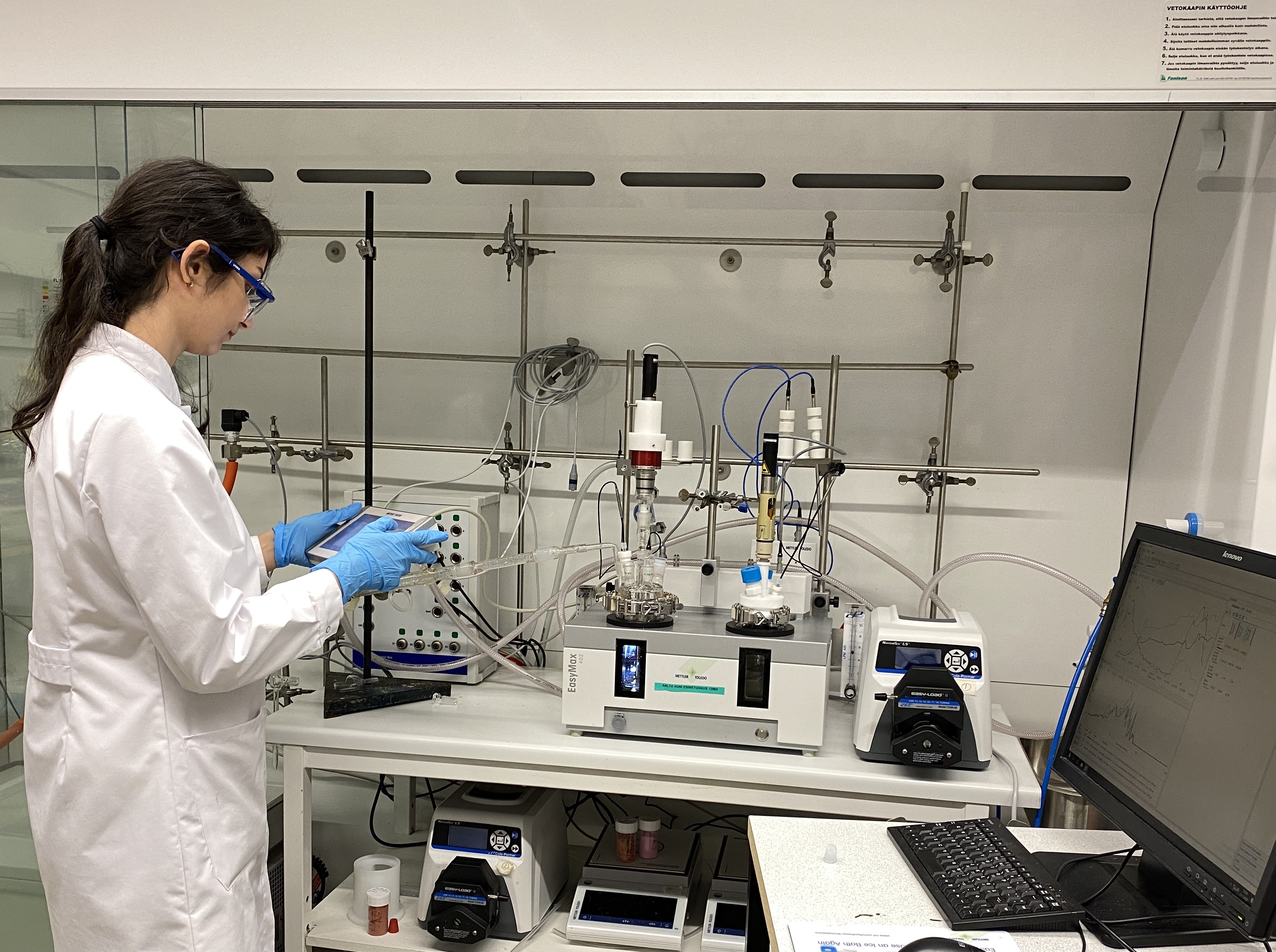 CHEM_Nahla Osmanbegovic at the lab