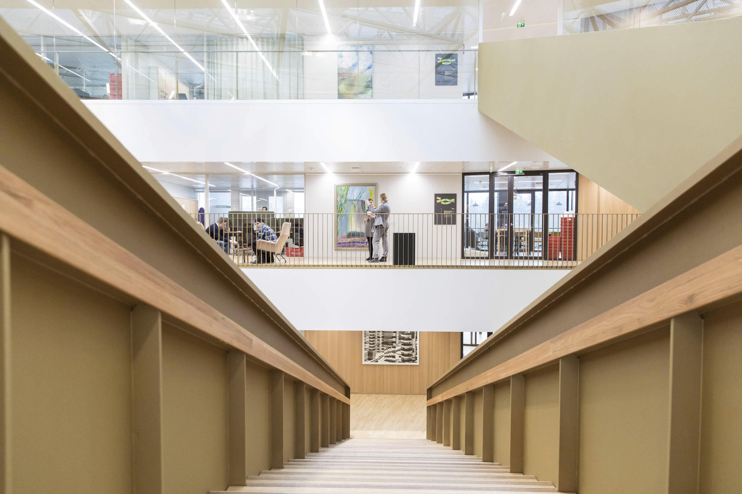 Kauppakorkeakoulun portaat ensimmäisestä kerroksesta toiseen kerrokseen. Kuva: Mikko Raskinen / Aalto-yliopisto