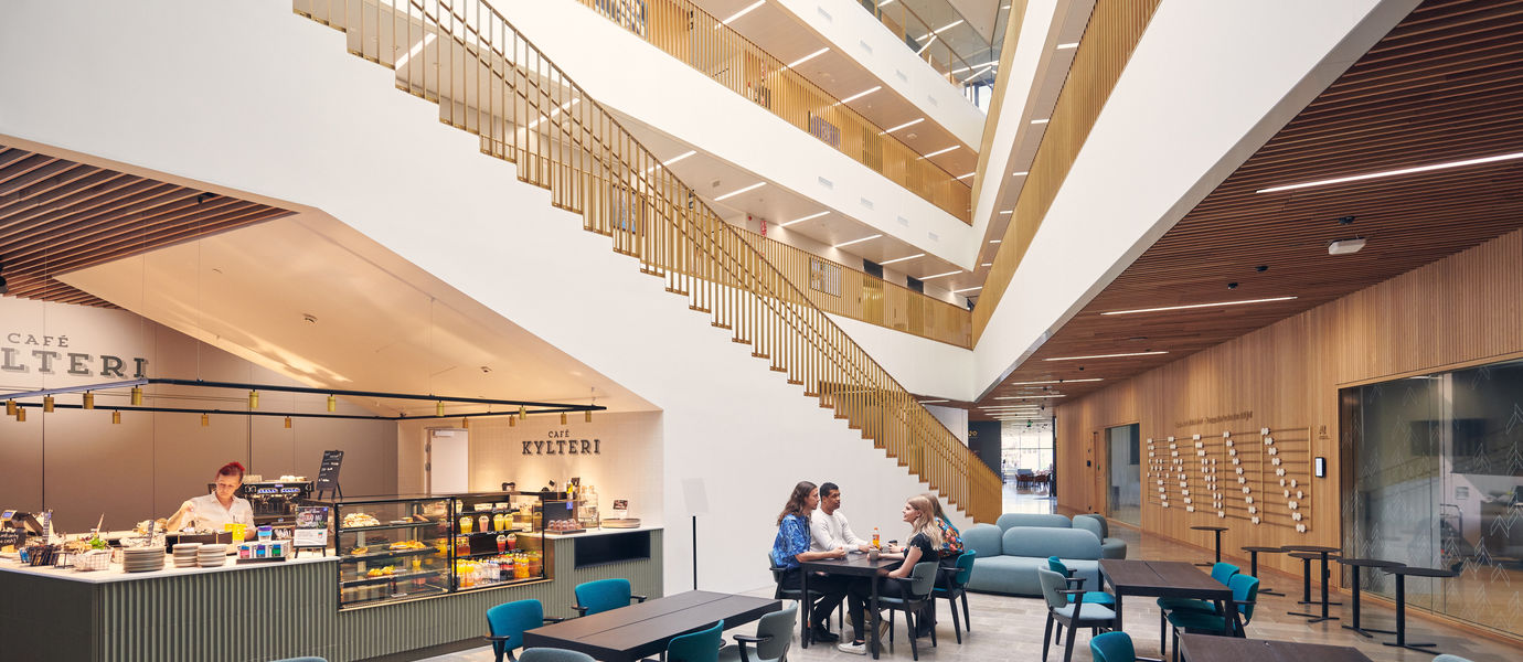 Kauppakorkeakoulun Cafe Kylterin edusta. 