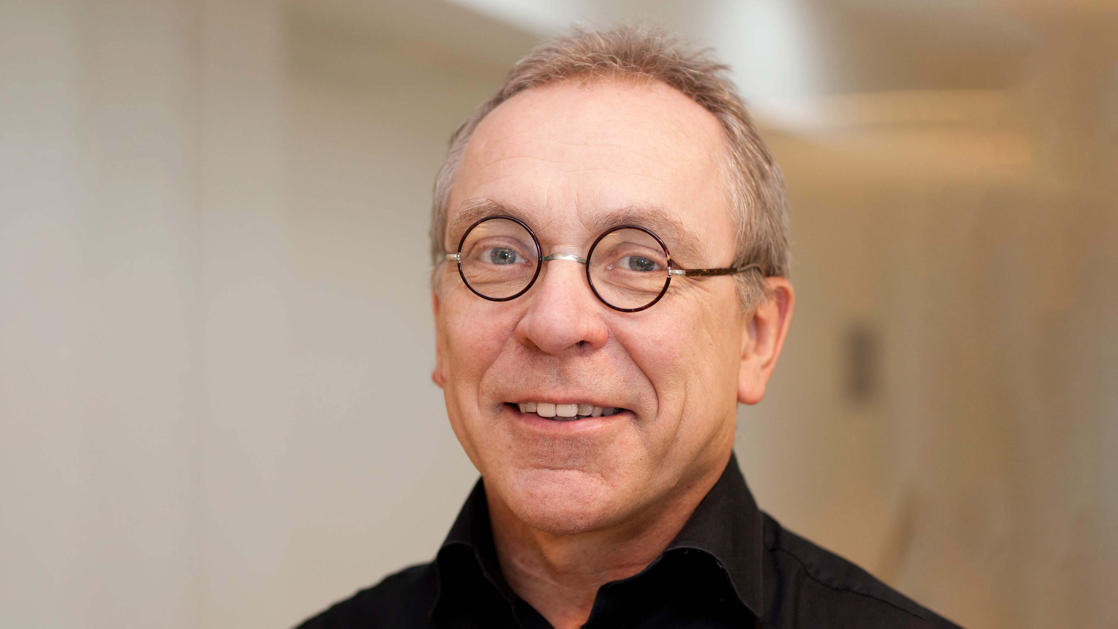 A portrait of Ari Koskinen, professor of organic chemistry.