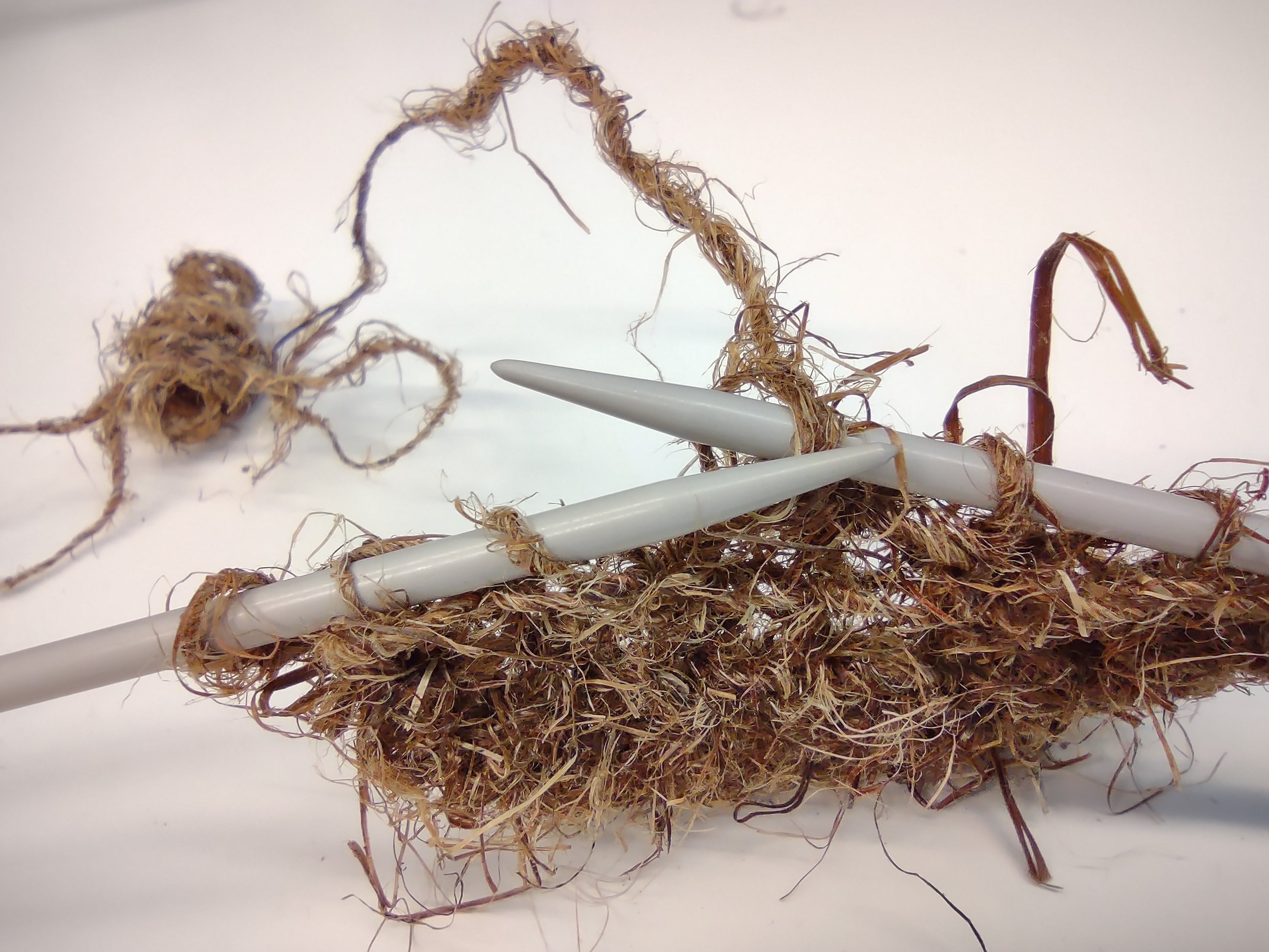 Lupine project, CHEMARTS 2022, knitting. Photo by Aalto University, Maija Vaara