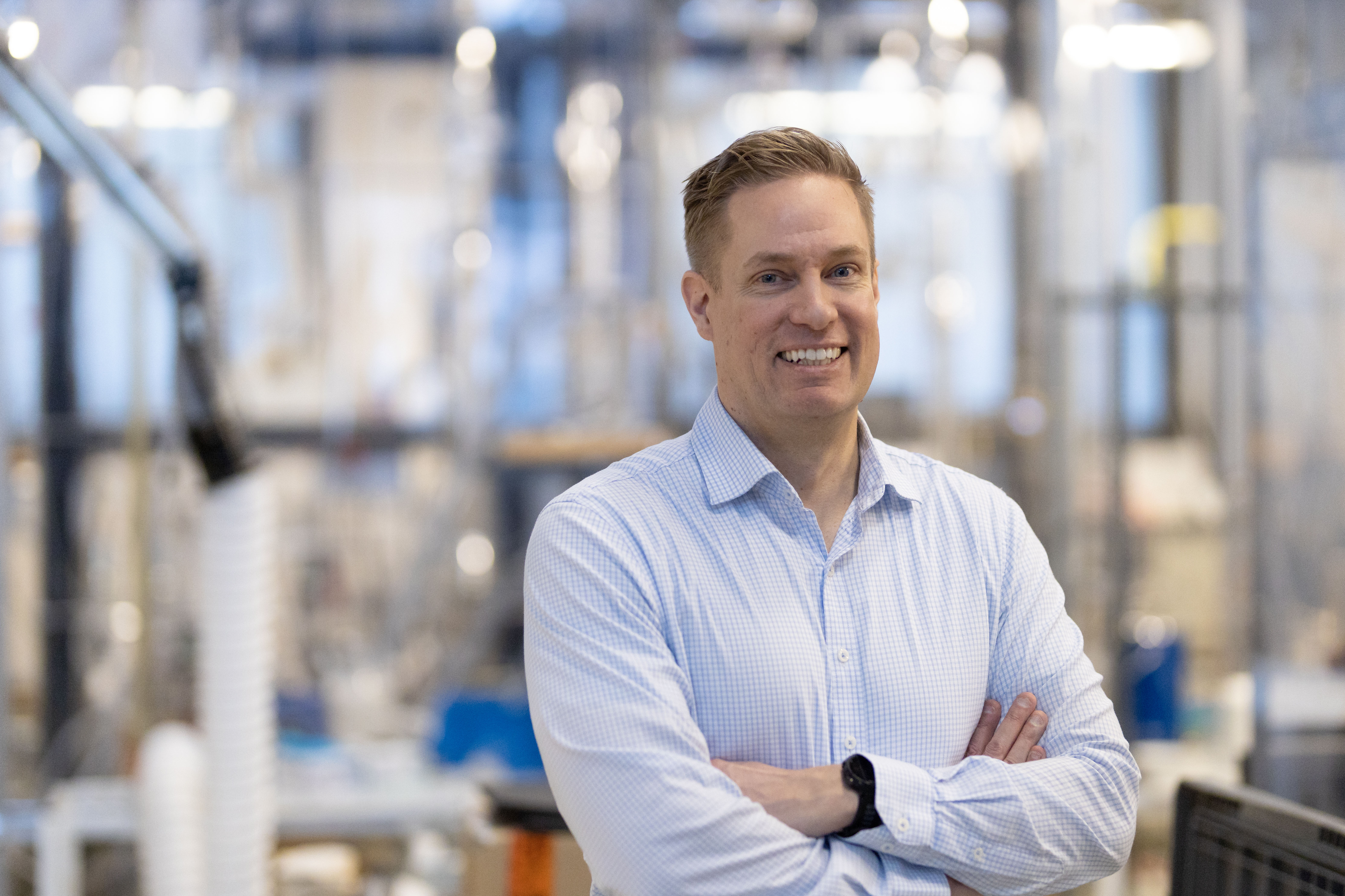 Professori Jukka Niskanen kemian tekniikan korkeakoulun laboratoriotiloissa.