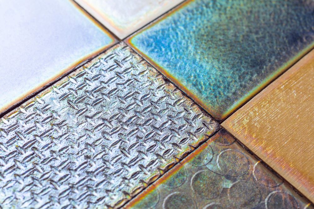 Shimmering pieces of wood in different colours