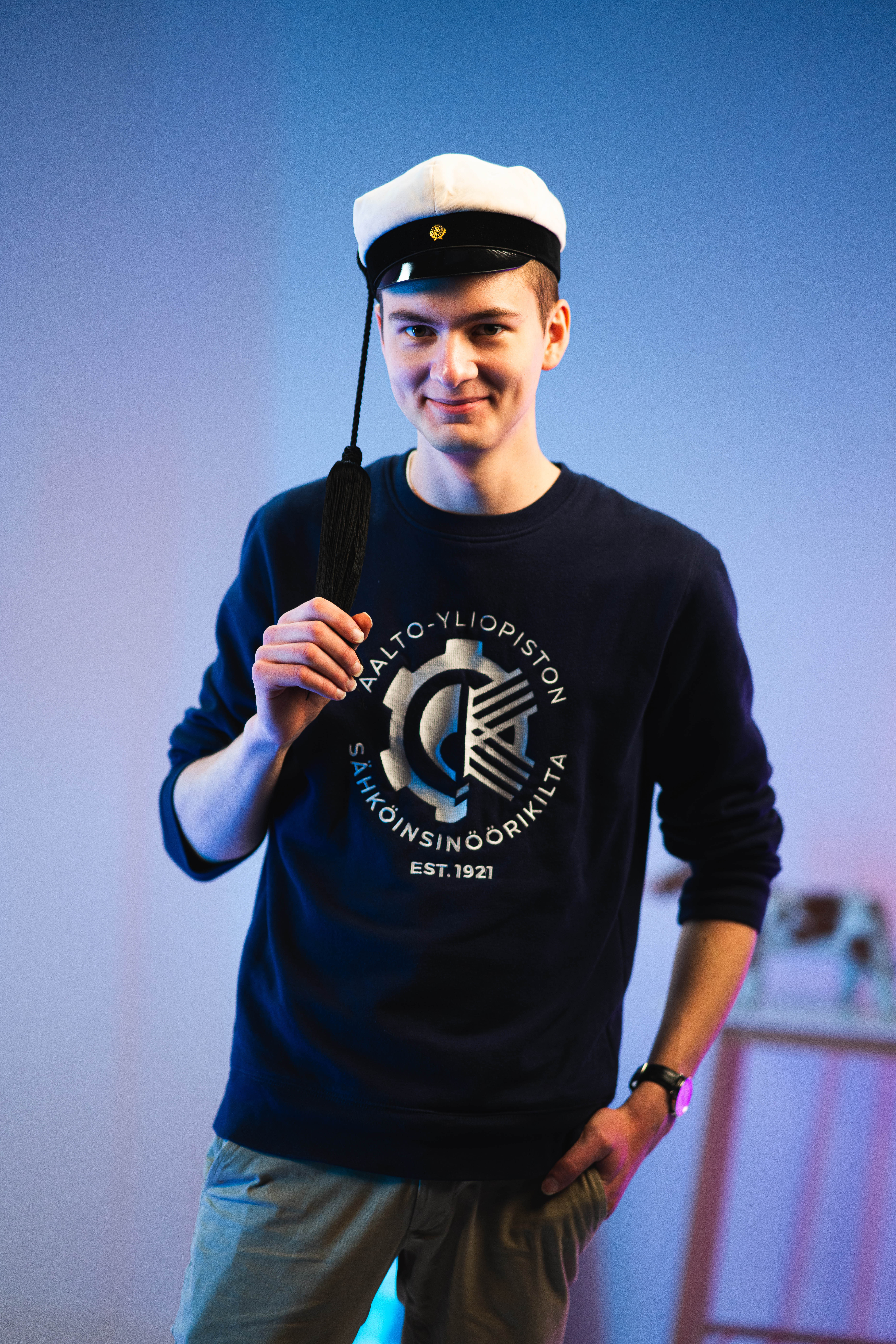Leevi Oikarinen teekkarilakki päässä studiossa.