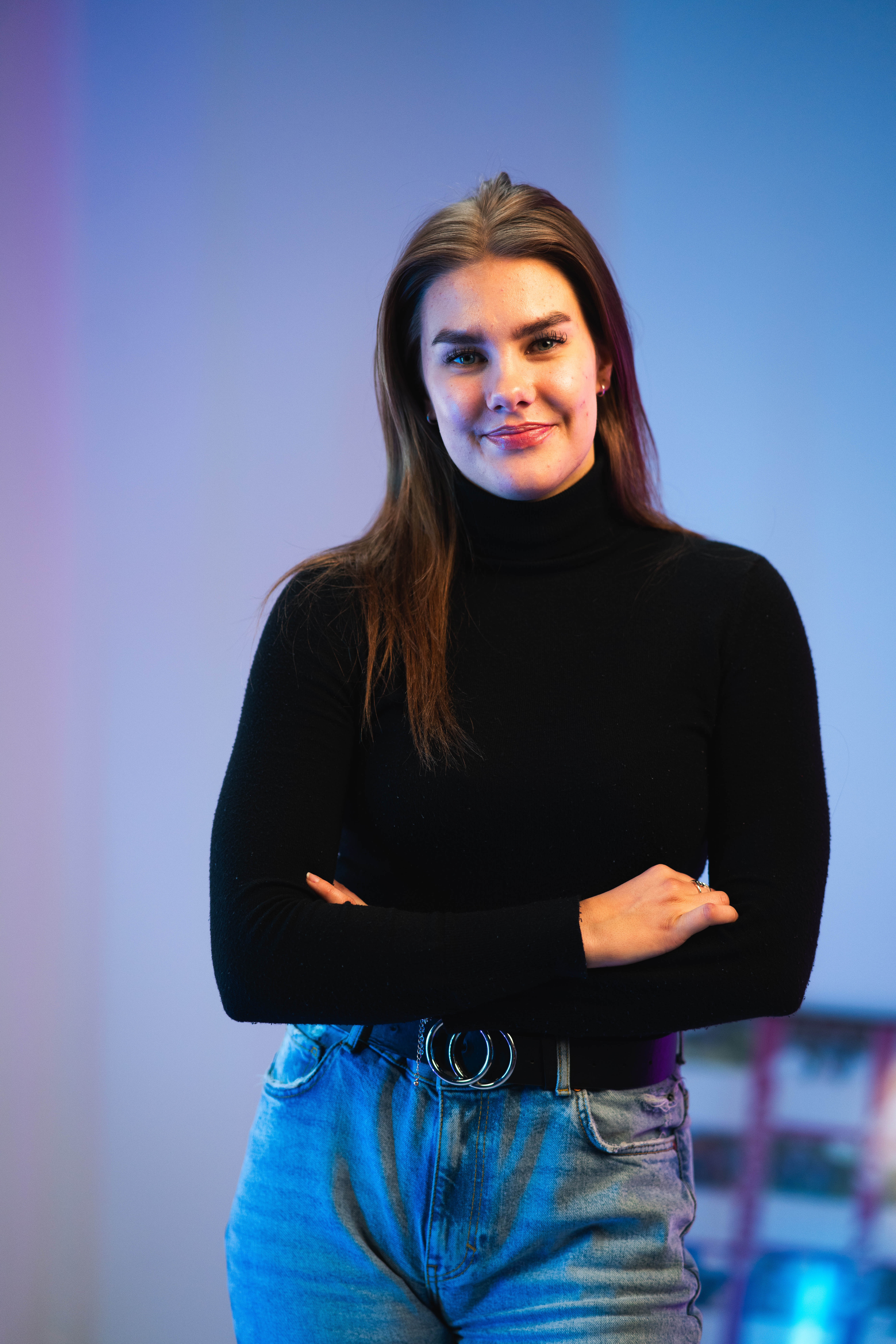Opiskelija Venla Kaislo hymyilee studiossa. 