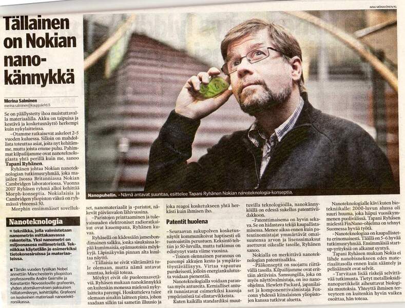 Henkilö tummassa takissa pitelee vihreää esinettä korvallaan. Vieressä on artikkeli Nokian nanopuhelimesta.