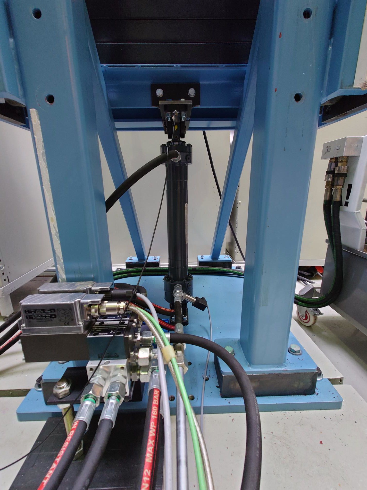 Cylinder vibration testbench.