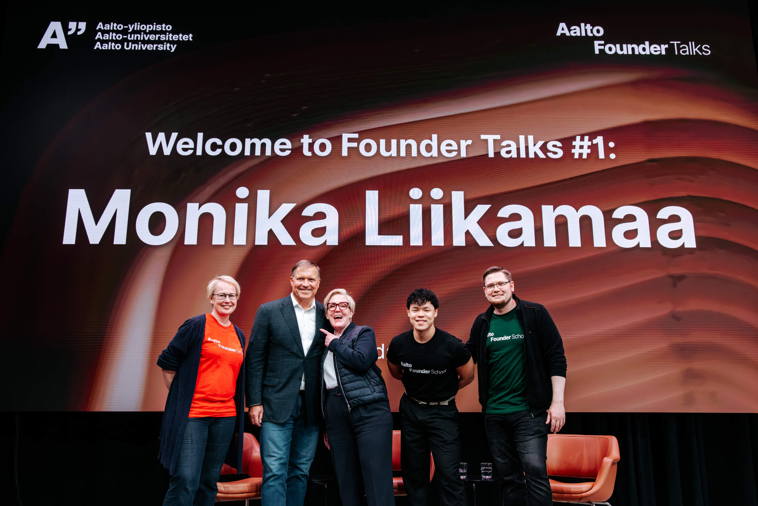 Viisi ihmistä poseeraa lavalla Aalto-yliopiston Founder Talks -taustan edessä, jossa lukee Monika Liikamaa.