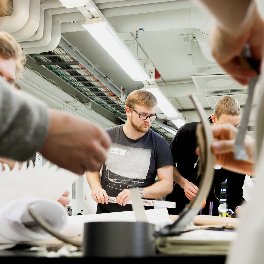 Opiskelijoita työskentelemässä Design Factorylla