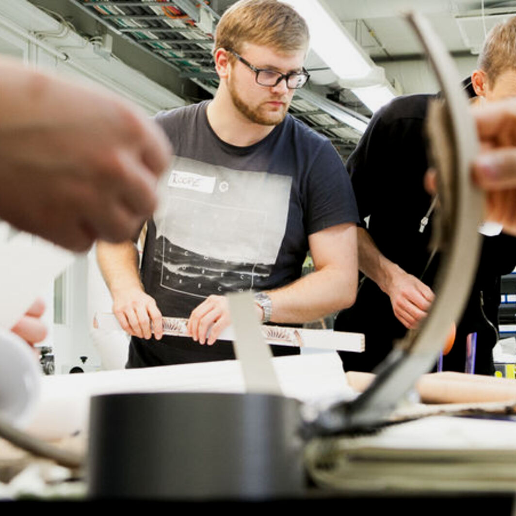 Opiskelijoita työskentelemässä Design Factorylla