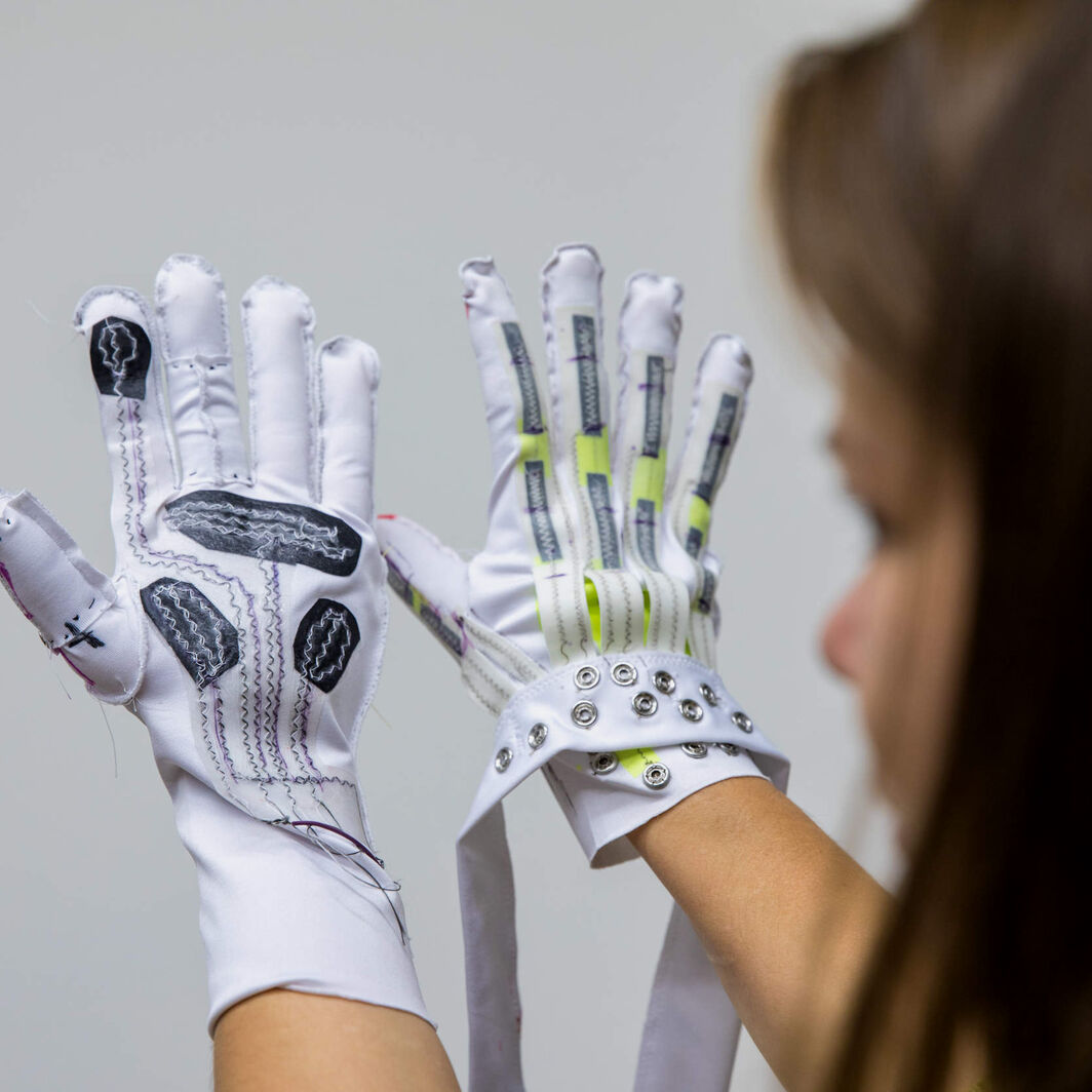 Arts wearable electronic gloves