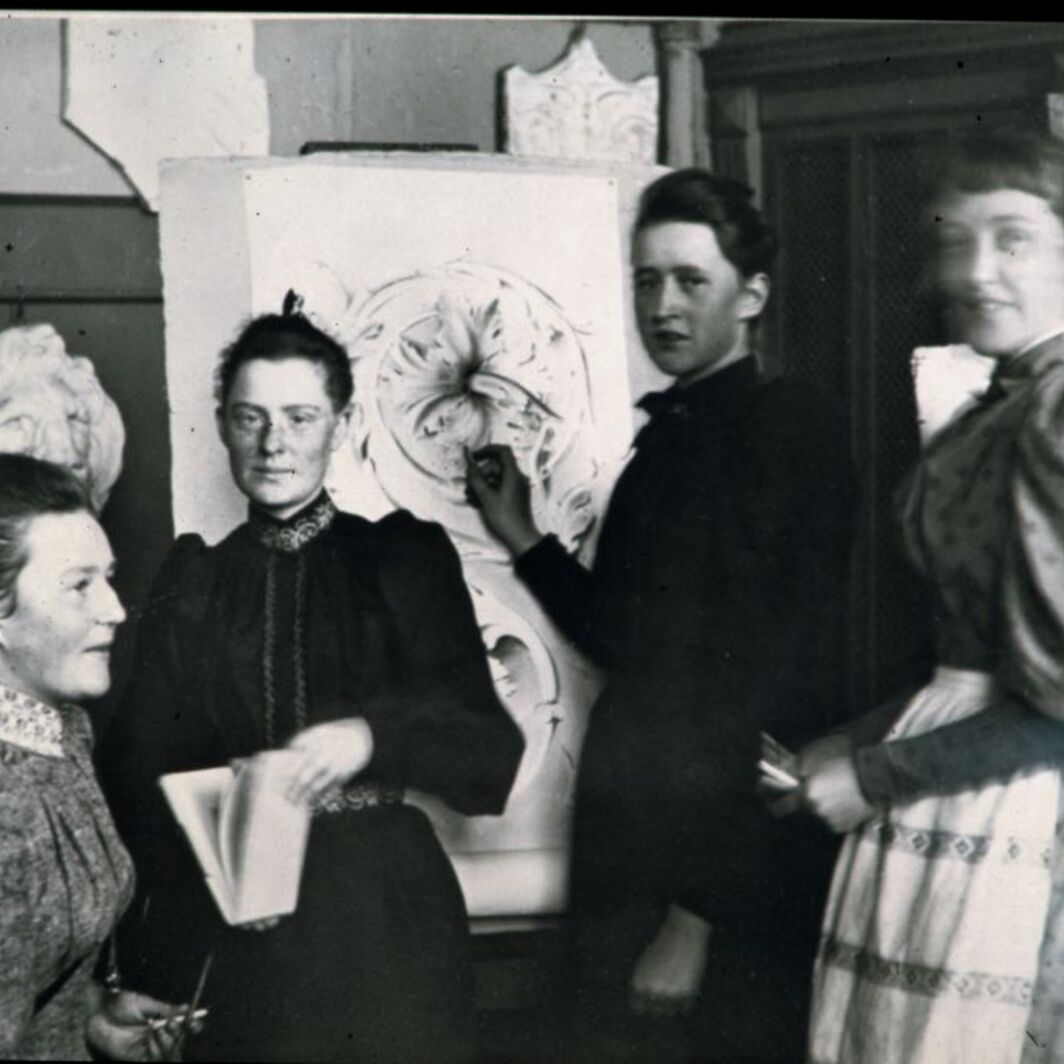  	Ateneum-rakennuksen historiaa ja työskentelyä iltakoulussa - kipsimallin kopiointi