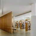 Aalto-yliopisto / Harald Herlin -oppimiskeskus / kirjahyllyt / kuva: Tuomas Uusheimo