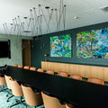 Kauppakorkeakoulun istuntosali, jonka seinällä Maiju Salmenkiven taulut