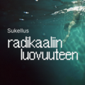Ihminen sukeltamassa veden alla. Teksti: 'Sukellus radikaaliin luovuuteen'.