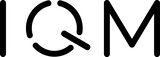 IQM-logo mustalla, tyylitelty Q katkonaisesta ympyrästä ja viivasta valkoisella taustalla