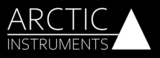 Valkoinen ARCTIC INSTRUMENTS -logo ja valkoinen kolmio mustalla taustalla