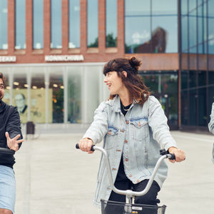 Opiskelijat pyöräilevät Väreen edessä