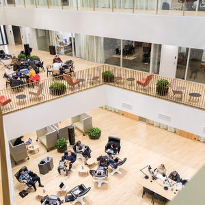 Opiskelijoita Kauppakorkeakoulussa / Aalto-yliopisto / Kuva: Mikko Raskinen