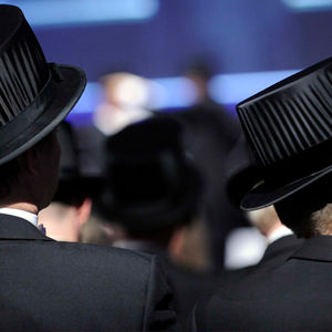 Promootiokuvituskuva, kaksi henkilöä selin, kuva Aalto-yliopisto