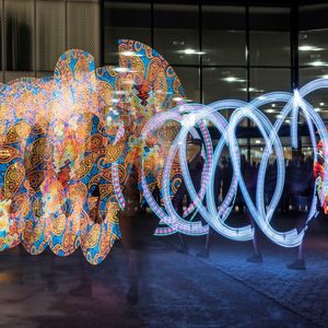 Belenos Group of Arts -ryhmän värikäs valotanssiteos Otaniemen yö -tapahtumassa. Kuvaaja: Kalle Kataila.