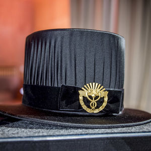 Kuvassa Aalto-yliopiston kauppatieteen tohtorinhattu