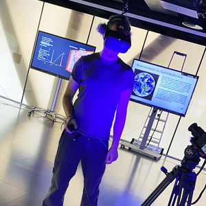 Henkilö testaa virtuaalilaseja