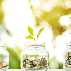 Vastuullisuusaamu_kolikoita lasipurkeissa