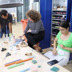 kolme Aalto ARTSin kesäkoulun opiskelijaa opintojen parissa. 