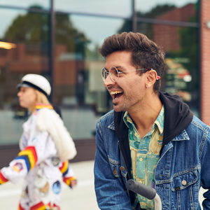 2 students laughing on campus