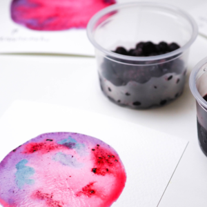 Kuvassa mustikkamehulla tehtyä taidetta.